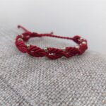 λεπτομέρεια πλέξης macrame με διάφανες γυάλινες χάντρες