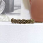 προφίλ χακί macrame βραχιολιού με γυάλινες χάντρες