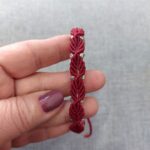 όψη του μπορντοκόκκινου macrame βραχιολιού