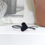 μαύρο macrame βραχιόλι με ανάγλυφη καρδιά