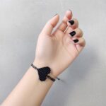 μαύρο macrame βραχιόλι καρδιά φορεμένο σε καρπό