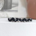 μαύρο macrame βραχιόλι με ασημί αιματίτες σε κοντινή λήψη
