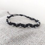 προφίλ μαύρου macrame βραχιολιού με αιματίτες