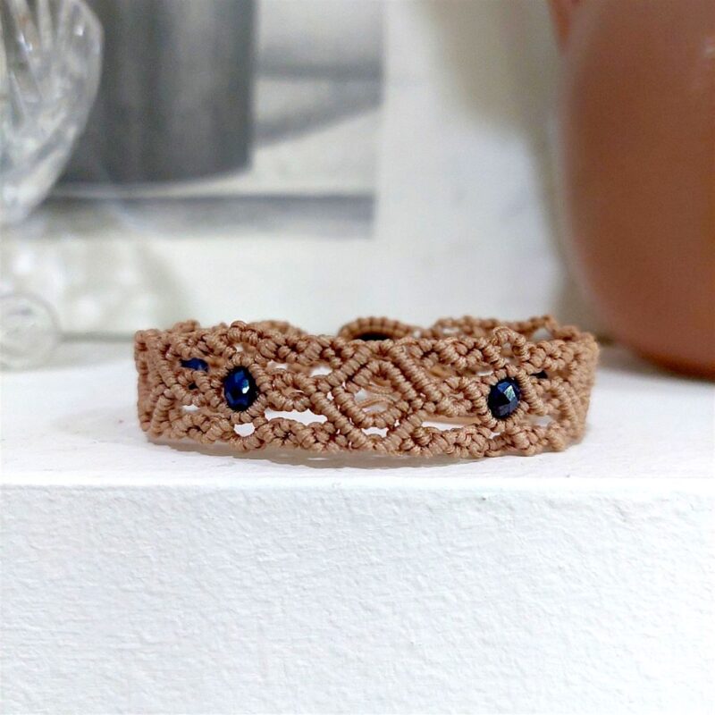 μπεζ macrame βραχιόλι με μπλε ιριζέ κρύσταλλα