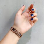 μπεζ macrame βραχιόλι φορεμένο σε καρπό
