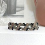 Χειροποίητο macrame βραχιόλι NERIA σε χακί και μπεζ με μαύρες χάντρες