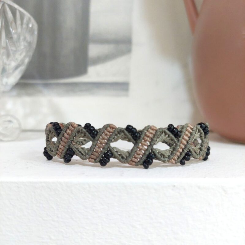 Χειροποίητο macrame βραχιόλι NERIA σε χακί και μπεζ με μαύρες χάντρες
