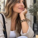 Χειροποίητο μακραμέ βραχιόλι NERIA φορεμένο σε σύγχρονο city look
