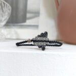 Χειροποίητο macrame βραχιόλι NOEL με αστεράκι σε μαύρο και ασημί