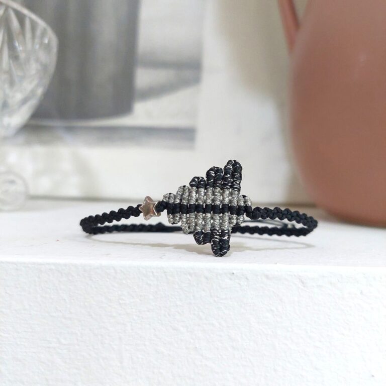 Χειροποίητο macrame βραχιόλι NOEL με αστεράκι σε μαύρο και ασημί