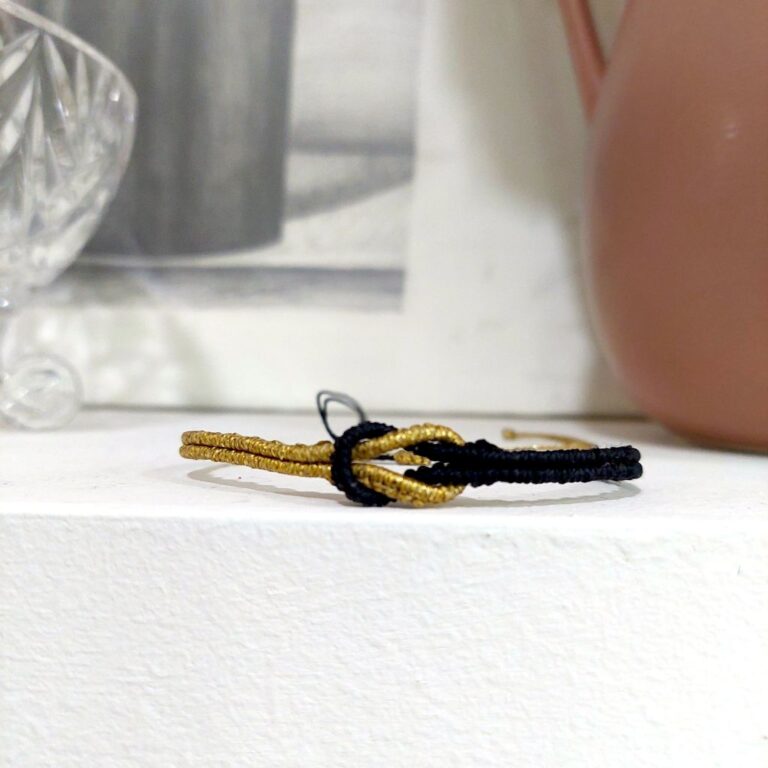 Χειροποίητο macrame βραχιόλι NORIA σε μαύρο και χρυσό με κεντρικό κόμπο