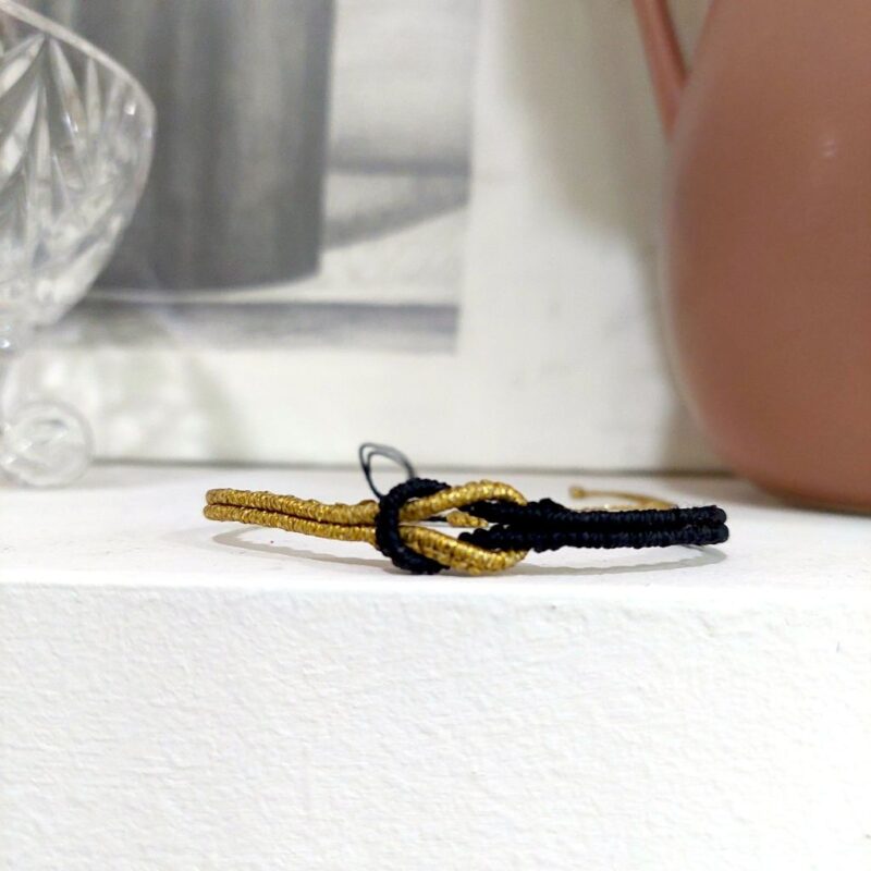 Χειροποίητο macrame βραχιόλι NORIA σε μαύρο και χρυσό με κεντρικό κόμπο