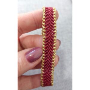 χειροποίητο macrame βραχιόλι μπορντό με χρυσό κοντινό