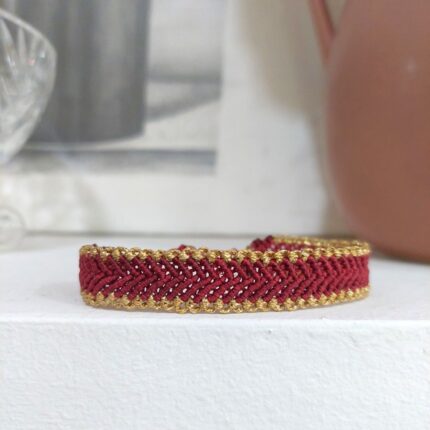 macrame βραχιόλι μπορντό και χρυσό σε ουδέτερο φόντο