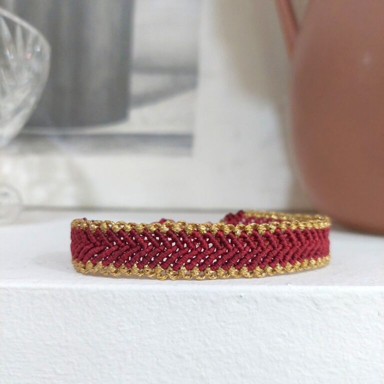 macrame βραχιόλι μπορντό και χρυσό σε ουδέτερο φόντο