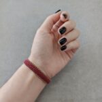 macrame βραχιόλι μπορντό φορεμένο στον καρπό