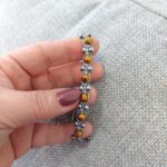 πλάγια όψη χειροποίητου macrame βραχιολιού με αιματίτες
