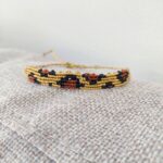 macrame βραχιόλι σε πλάγια λήψη πάνω σε υφασμάτινη επιφάνεια