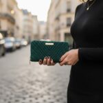 πράσινο πλεκτό πορτοφόλι helene minty κρατημένο στο χέρι με city chic αισθητική