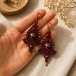 Macrame σκουλαρίκια με φυσικό ροδονίτη και μπρονζέ χάντρες.