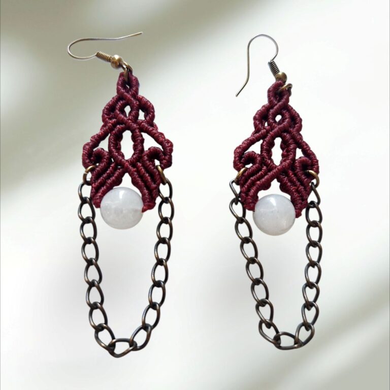 Macrame σκουλαρίκια με λευκό αχάτη σε μπορντό απόχρωση
