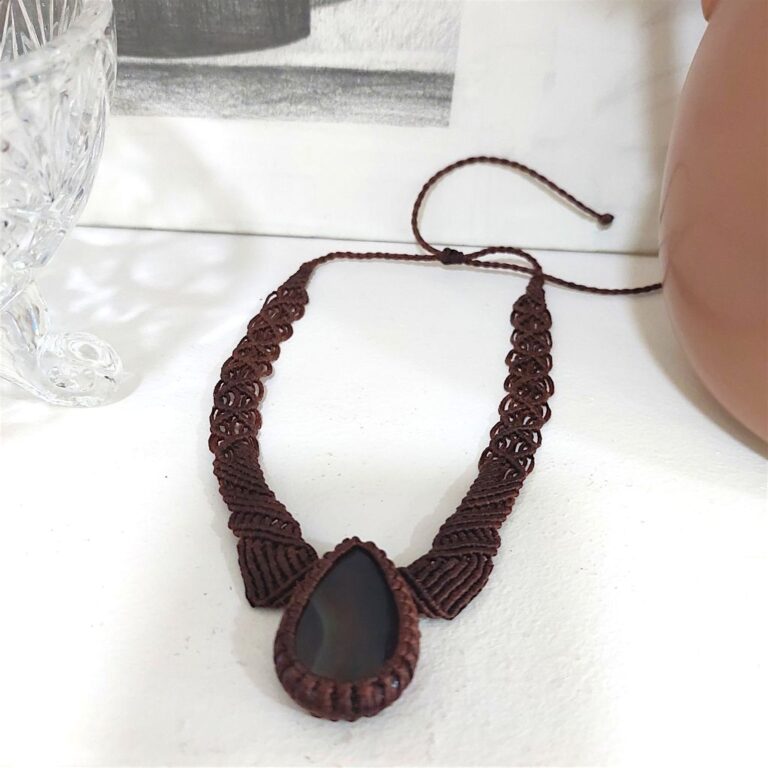 Macrame κολιέ σε καφέ σοκολά απόχρωση με πέτρα αχάτη