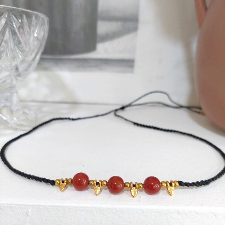 Macrame κολιέ με καρνεόλη και χρυσά στοιχεία