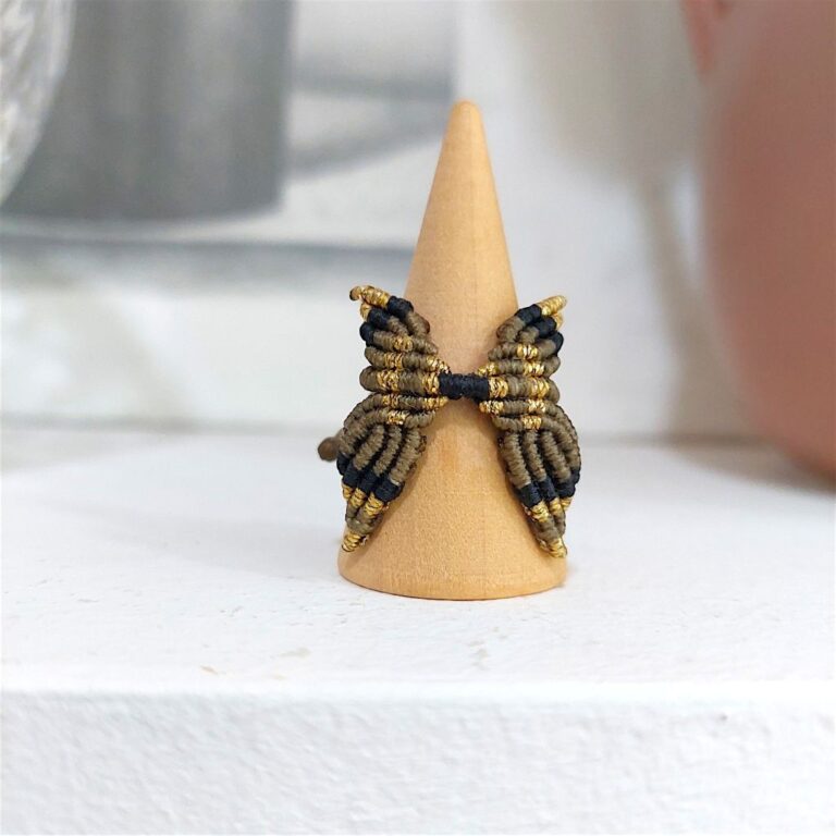 χακί macrame δαχτυλίδι πεταλούδα ALYRA μπροστινή όψη