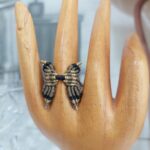 χακί macrame δαχτυλίδι ALYRA σε βάση παρουσίασης
