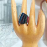 πολύχρωμο macrame δαχτυλίδι AZUREL σε βάση παρουσίασης