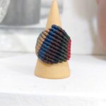 πολύχρωμο macrame δαχτυλίδι AZUREL μπροστινή όψη