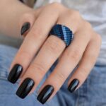 μπλε macrame δαχτυλίδι JEANIE φορεμένο στο χέρι
