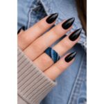 λεπτομέρεια πλέξης μπλε macrame δαχτυλιδιού JEANIE