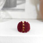 Χειροποίητο μπορντό macrame δαχτυλίδι με αιματίτες σε λευκό φόντο