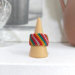 Macrame δαχτυλίδι πολύχρωμο ριγέ μπροστινή όψη