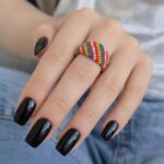 Macrame δαχτυλίδι πολύχρωμο φορεμένο στο χέρι