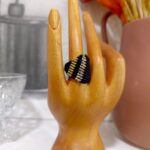 Μαύρο macrame δαχτυλίδι τοποθετημένο σε βάση