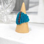 Macrame δαχτυλίδι πετρόλ με λεπτομέρεια σκούρου ροζ αιματίτη