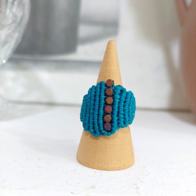 Macrame δαχτυλίδι πετρόλ με κάθετη τοποθέτηση σκούρου ροζ αιματίτη μπροστινή όψη