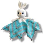 πλεκτό νάνι λαγουδάκι amigurumi με κουβερτάκι απλωμένο