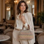 Γυναίκα με elegant neutral outfit κρατά την πλεκτή retro τσάντα SELENE με ξύλινη λαβή