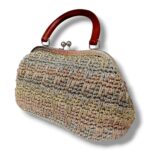 Πλεκτή retro τσάντα SELENE σε πλάγια όψη με ανάγλυφη artisan πλέξη
