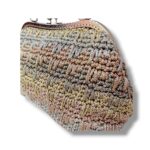 Close-up της πλεκτής retro τσάντας SELENE με textured artisan πλέξη και μεταλλόνημα