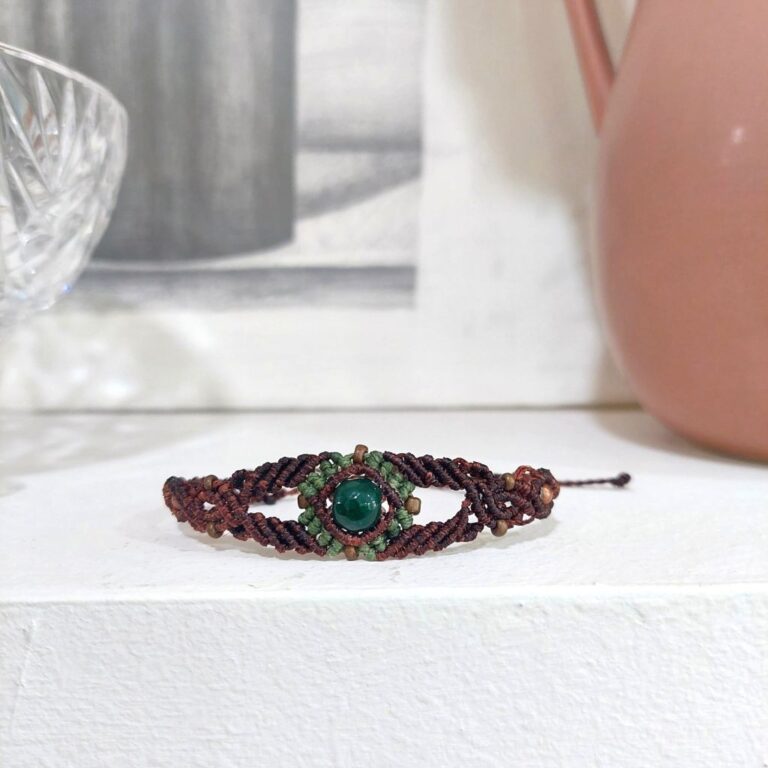 Macrame βραχιόλι σε καφέ αποχρώσεις με κεντρική πράσινη πέτρα Melita