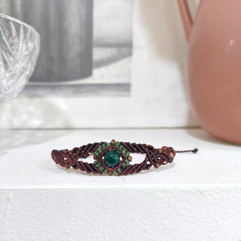 Macrame βραχιόλι σε καφέ αποχρώσεις με κεντρική πράσινη πέτρα Melita