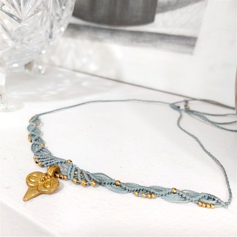 Macrame choker σε γαλαζογκρι με ορειχάλκινο μοτίβο