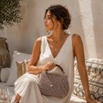 Πλεκτή τσάντα χειρός VIVIENNE σε lifestyle σκηνή resort αισθητικής