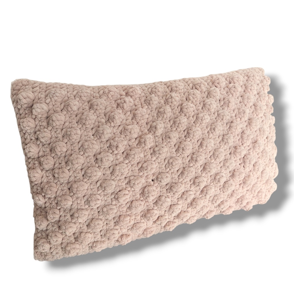 crochet-cushion-beige-sandelle-front Χειροποίητο πλεκτό βελούδινο μαξιλάρι SANDELLE σε φυσικό μπεζ με ανάγλυφη υφή