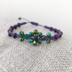 Χειροποίητο macrame βραχιόλι MAYA DARK με μωβ και ιριδίζουσες χάντρες