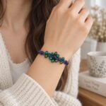 Macrame βραχιόλι MAYA DARK με κρυστάλλινο λουλούδι φορεμένο στον καρπό